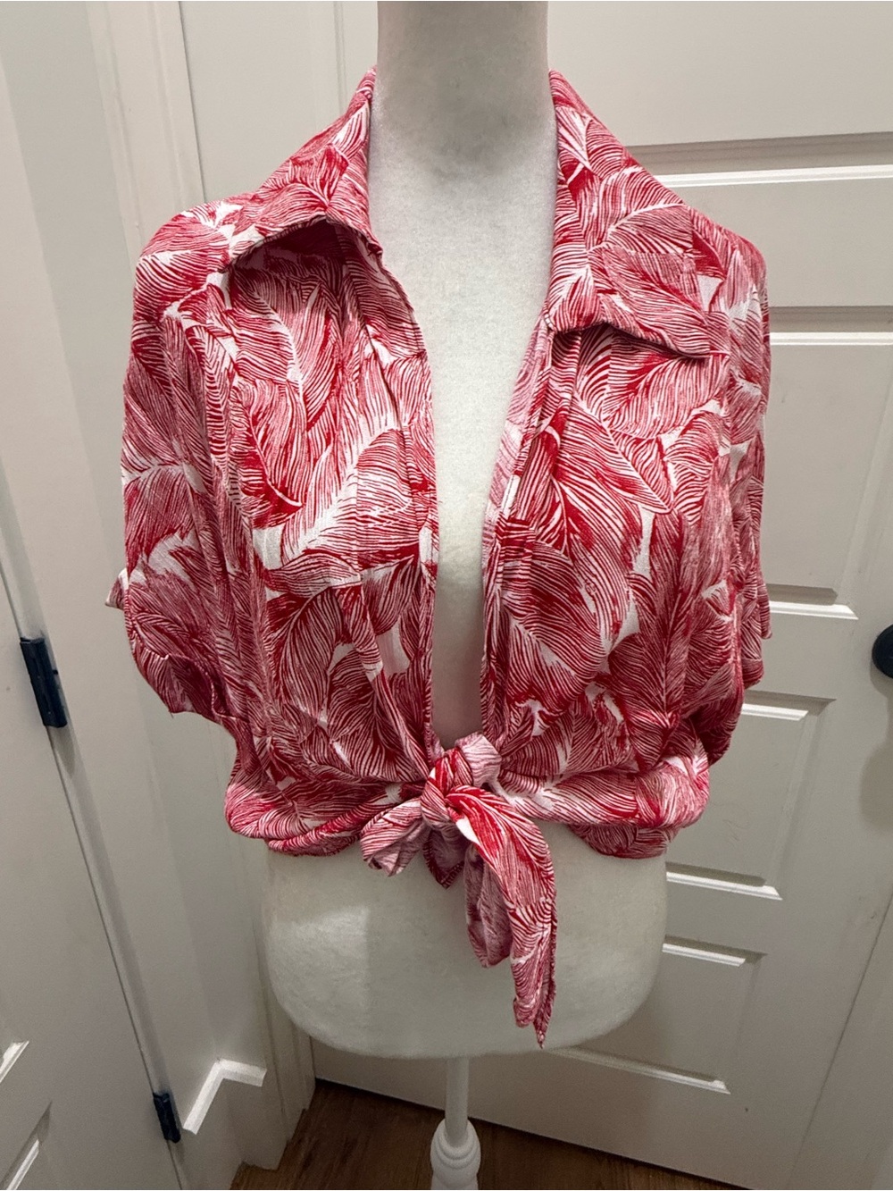 Le Lis. Tie Front Tropical Shirt. Size Large.